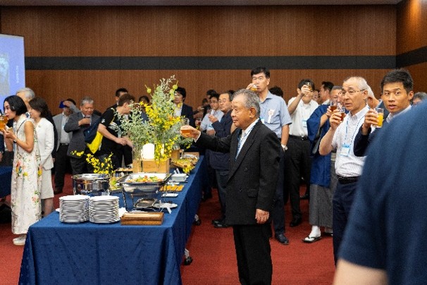 柳澤理事長を囲んで乾杯!